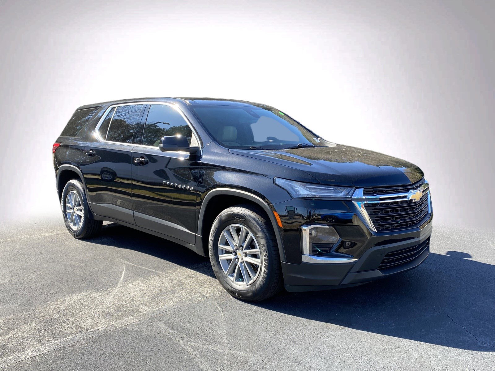 Used 2023 Chevrolet Traverse LS video 2