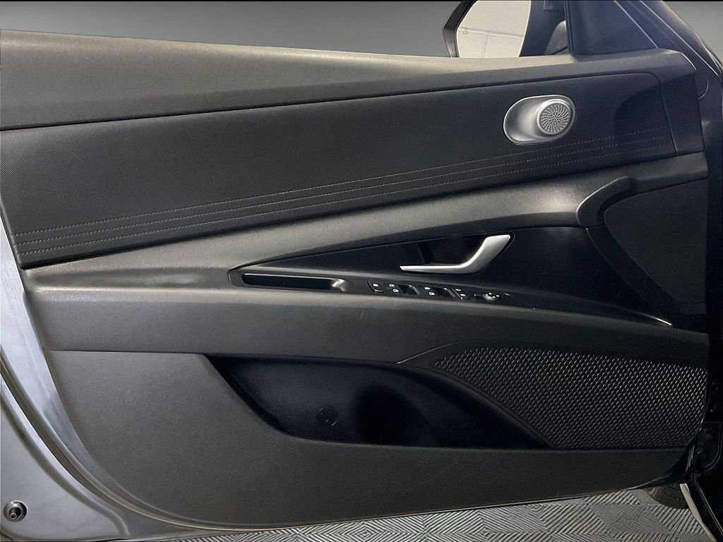 Used 2023 Hyundai Elantra SEL FWD image 9