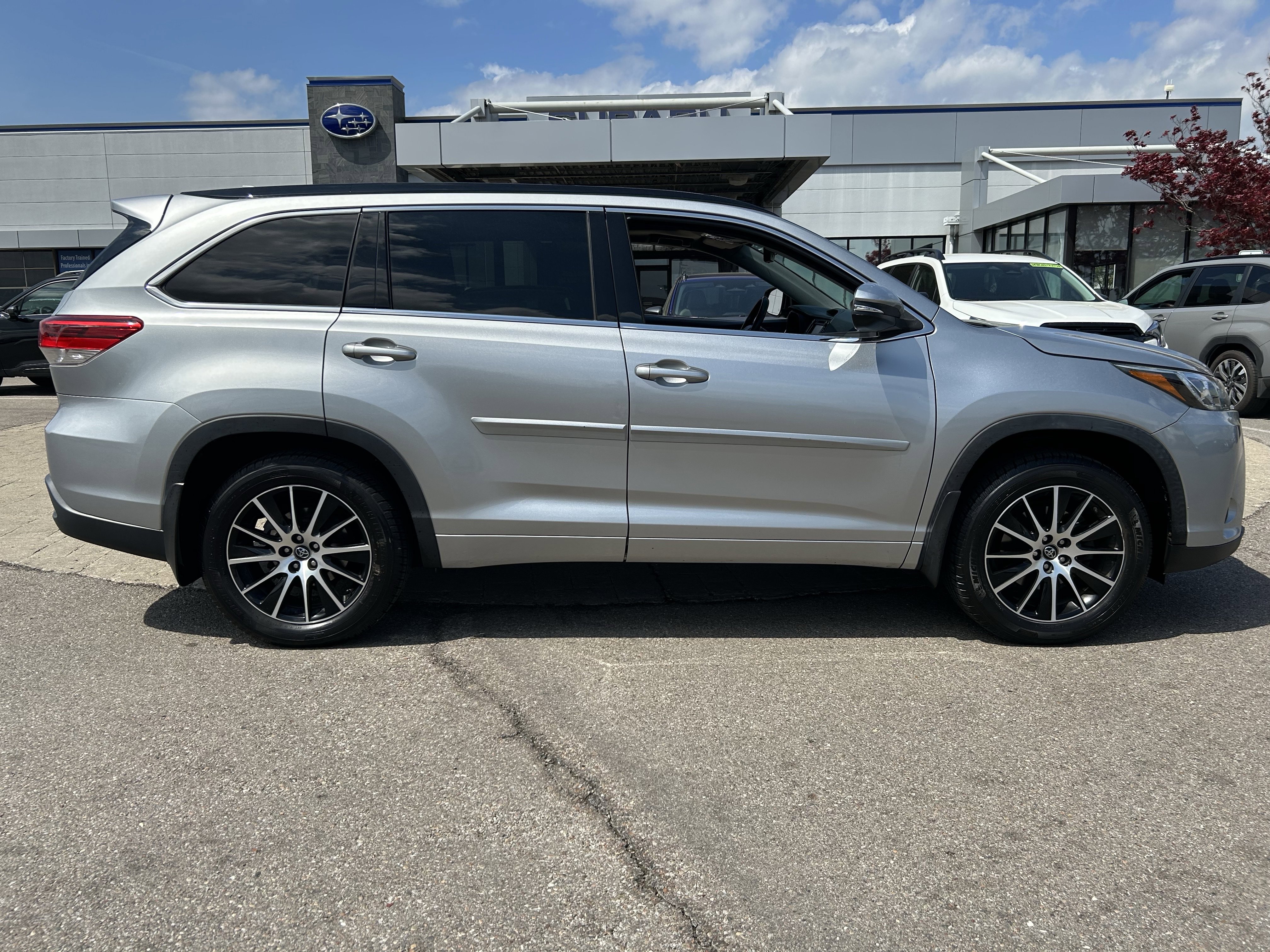 Used 2017 Toyota Highlander SE AWD/4WD image 8