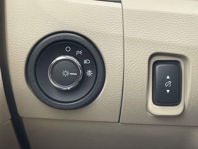 Used 2013 Ford Taurus Limited FWD image 19