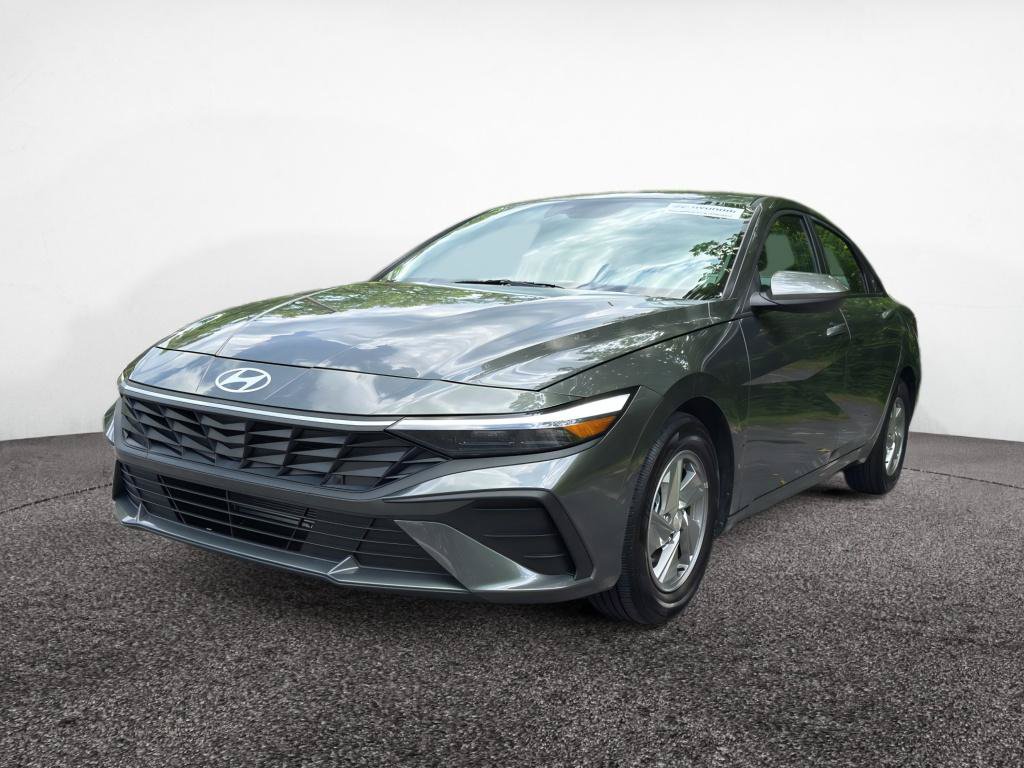 Certified 2026 Hyundai Elantra SE w/ Cargo Package FWD image 3