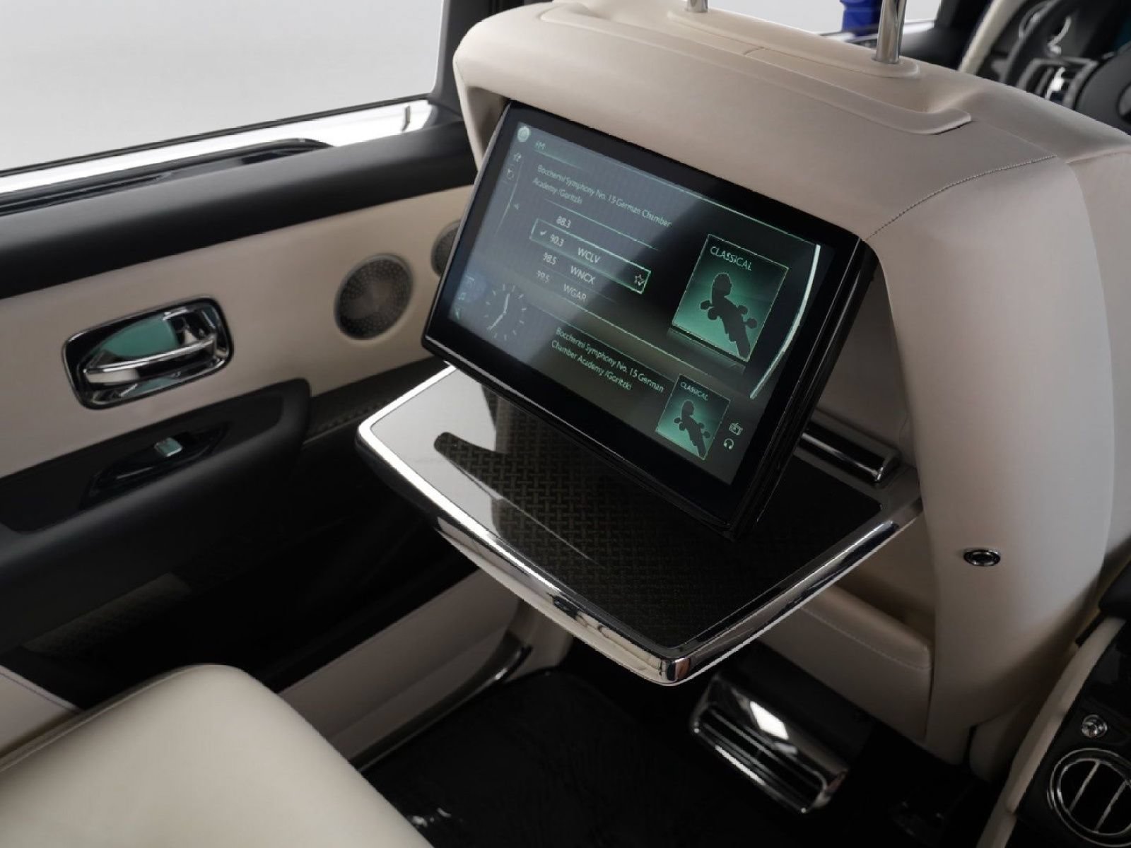 Certified 2021 Rolls-Royce Cullinan Black Badge AWD/4WD image 29