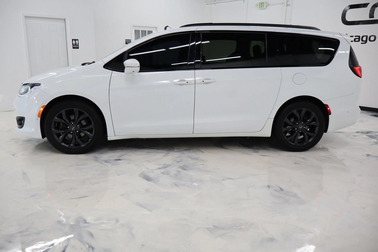Used 2019 Chrysler Pacifica Limited w/ Advanced Safetytec Group FWD image 5