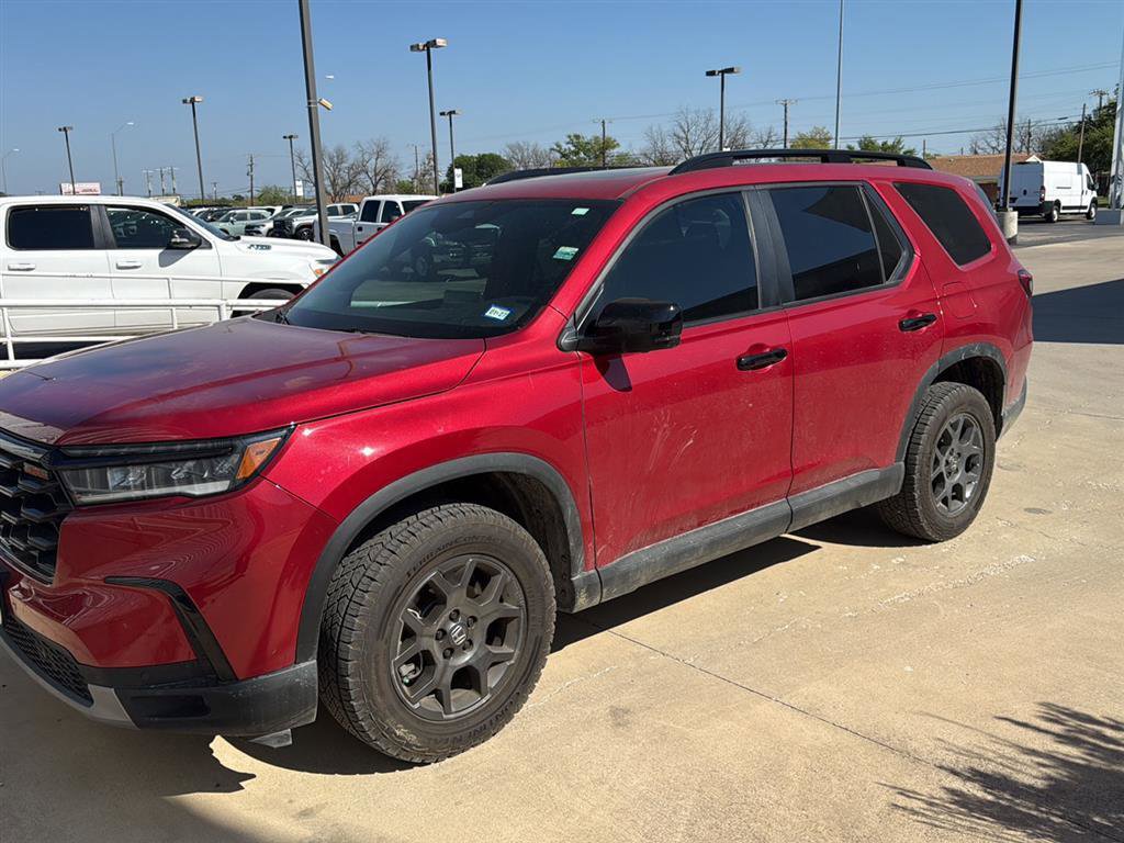 Used 2025 Honda Pilot TrailSport image 2