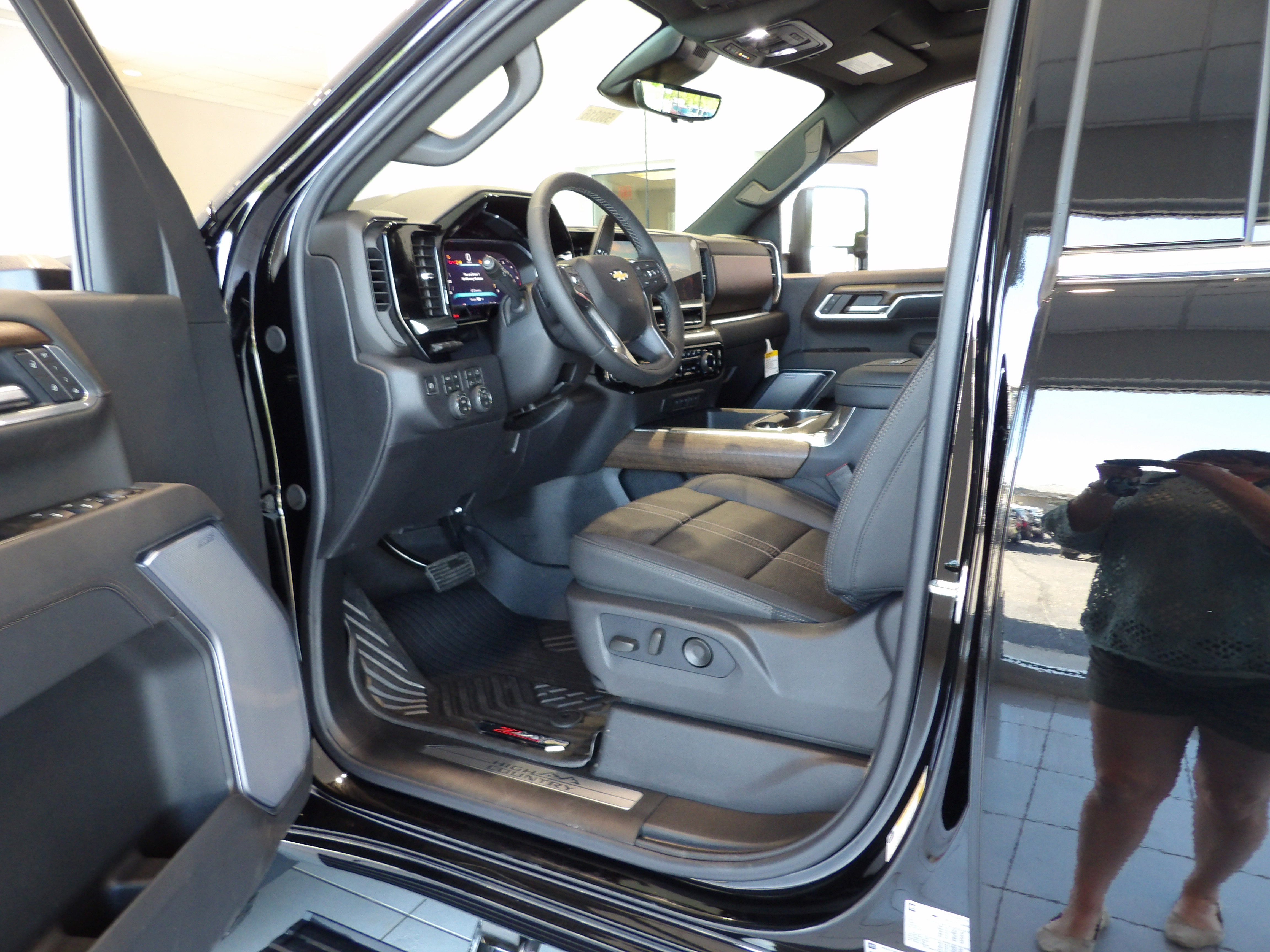 New 2026 Chevrolet Silverado 3500 High Country w/ High Country Premium Package AWD/4WD image 10