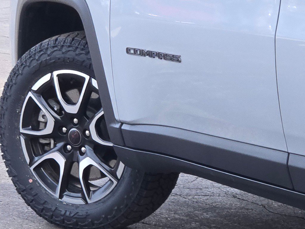 Used 2025 Jeep Compass Trailhawk image 16