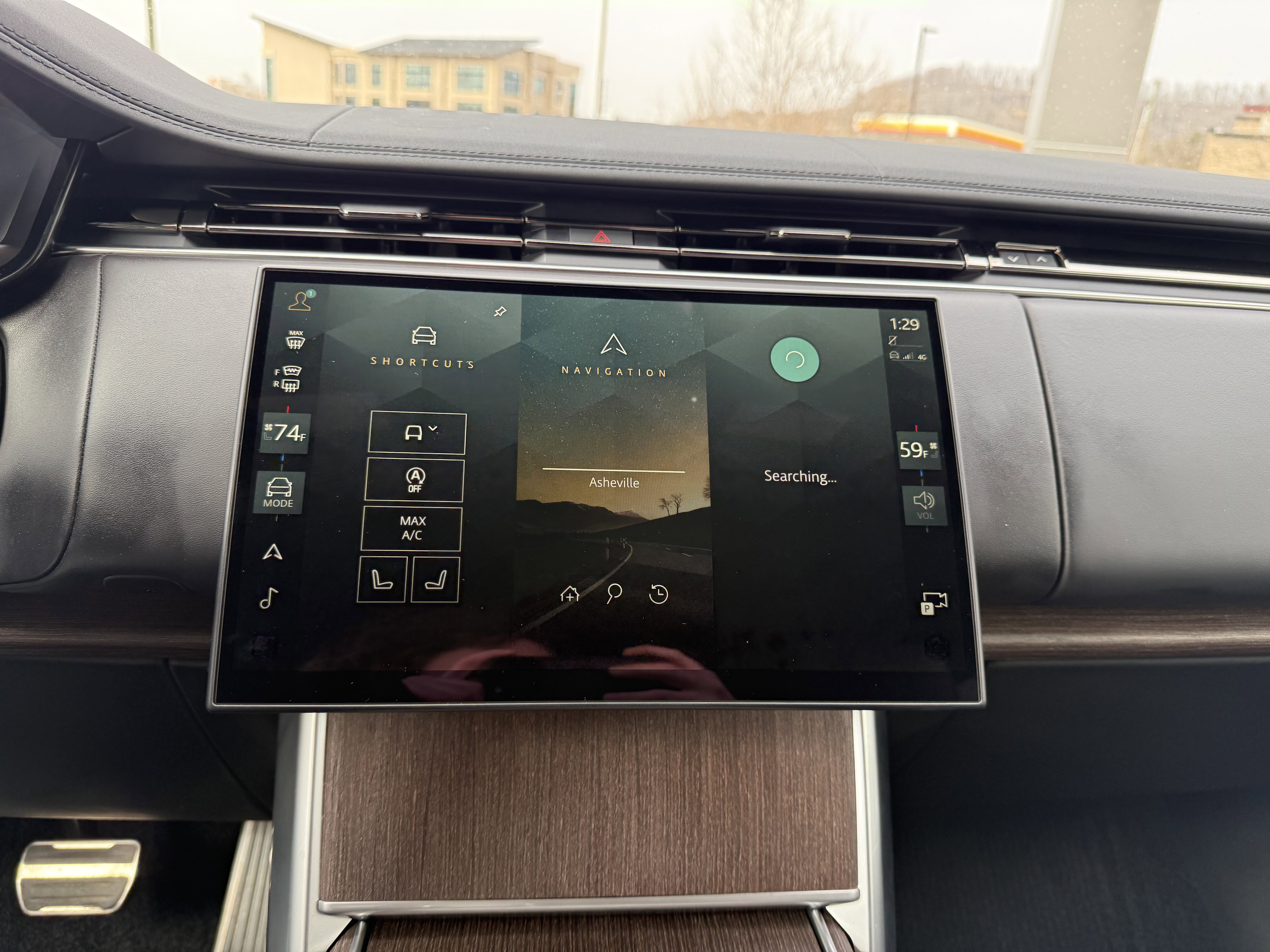 Certified 2025 Land Rover Range Rover SE image 27