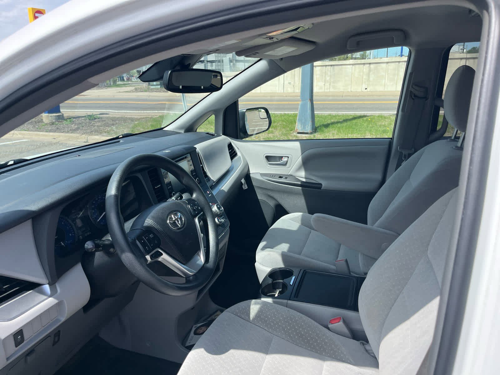 Used 2018 Toyota Sienna LE w/ Carpet Mat Package FWD image 9