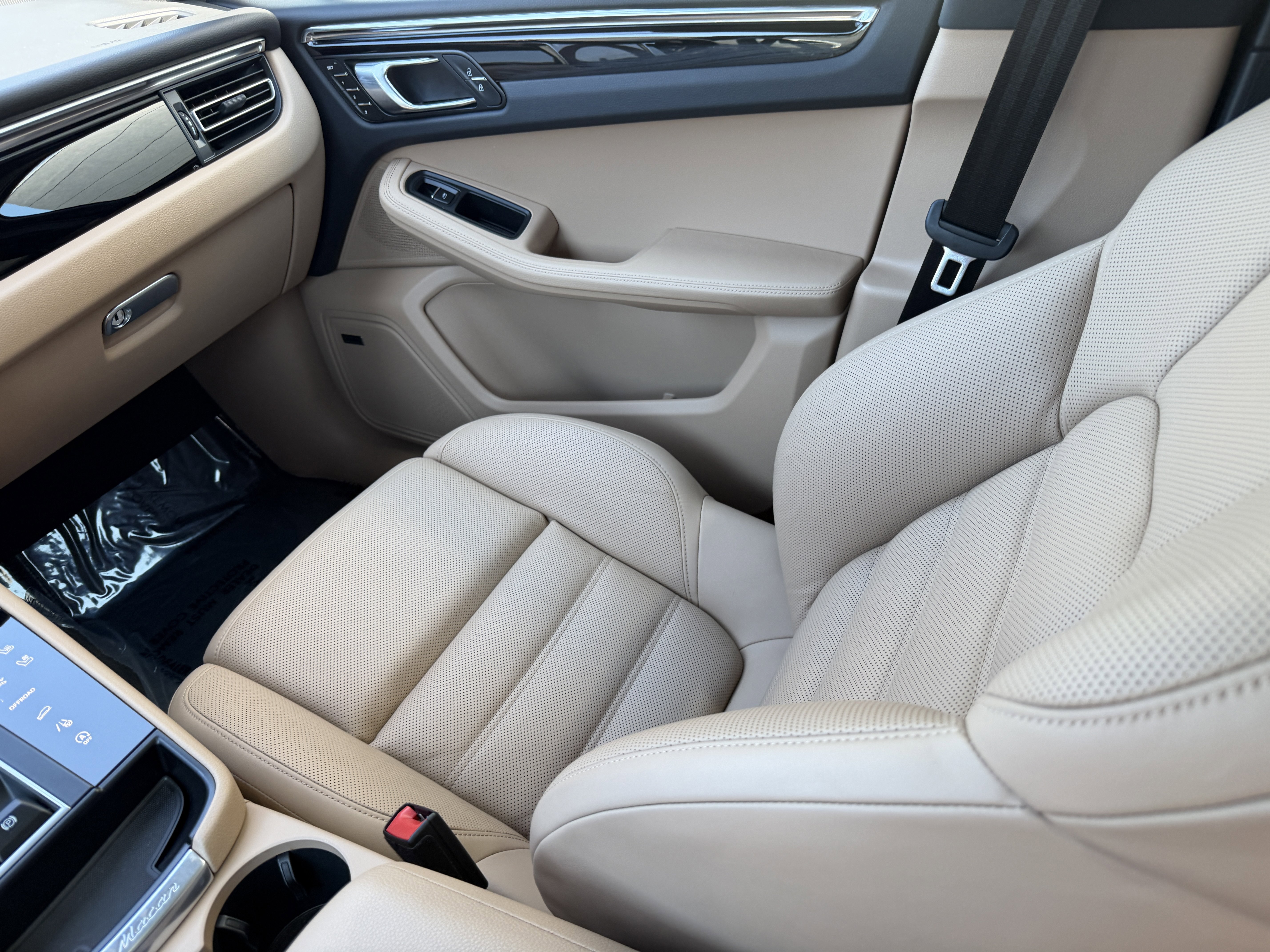 Certified 2025 Porsche Macan AWD/4WD image 20