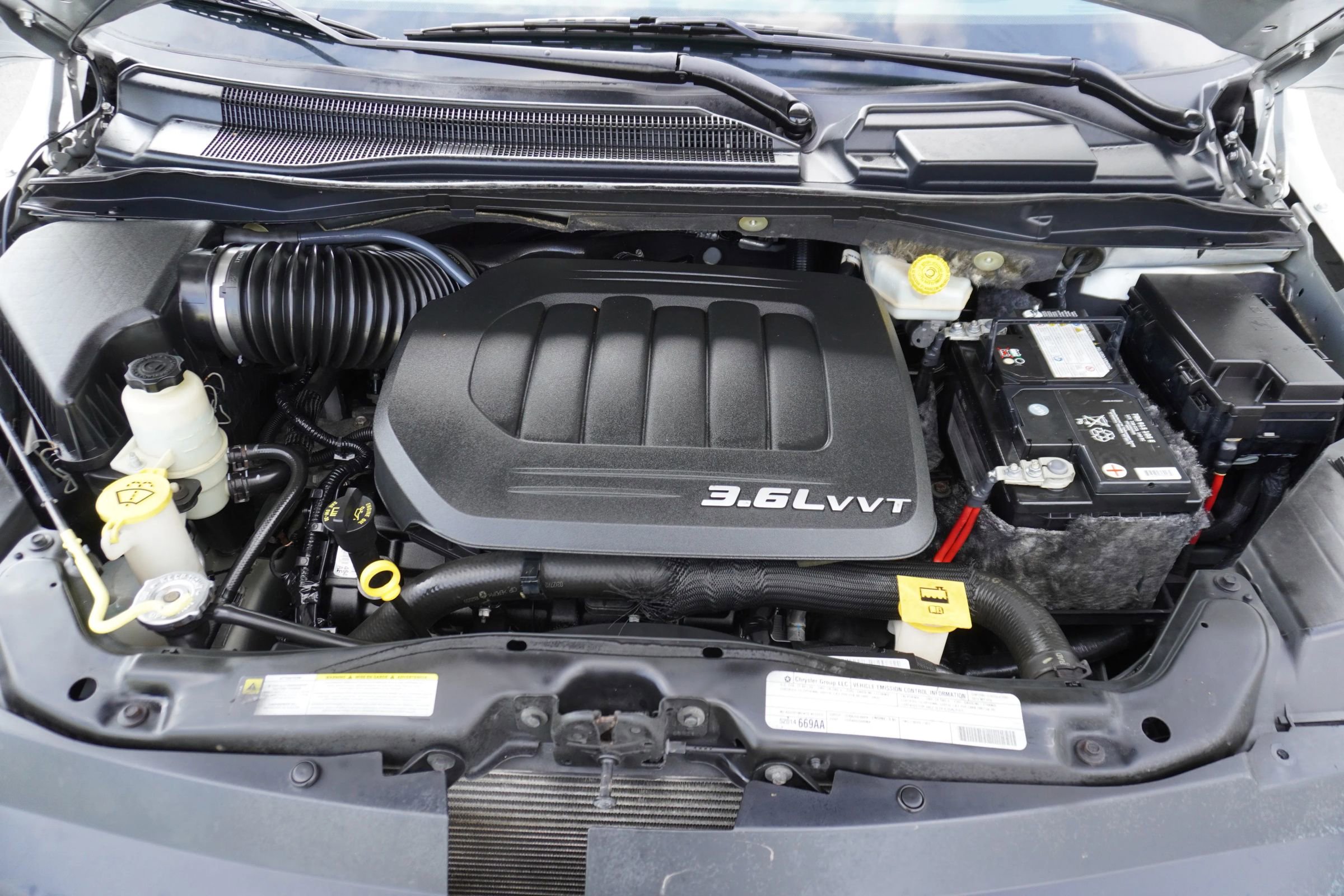 Used 2012 Volkswagen Routan SE FWD image 32