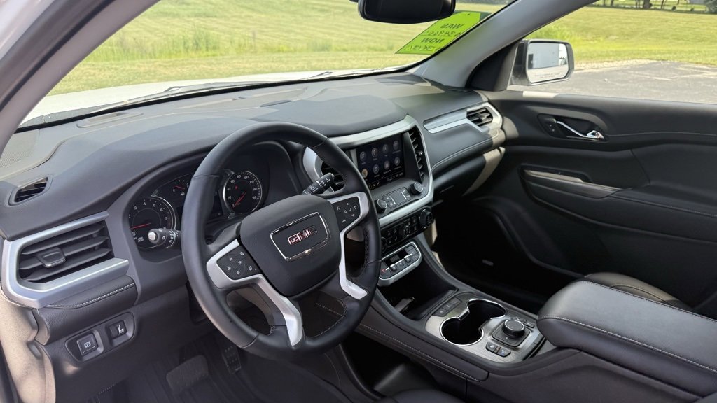 Used 2023 GMC Acadia SLT w/ Elevation Edition image 13