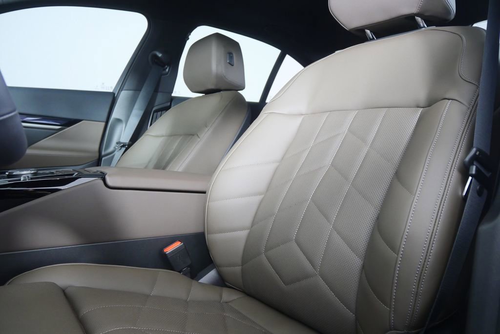 Used 2026 BMW 540i xDrive w/ M Sport Package image 11