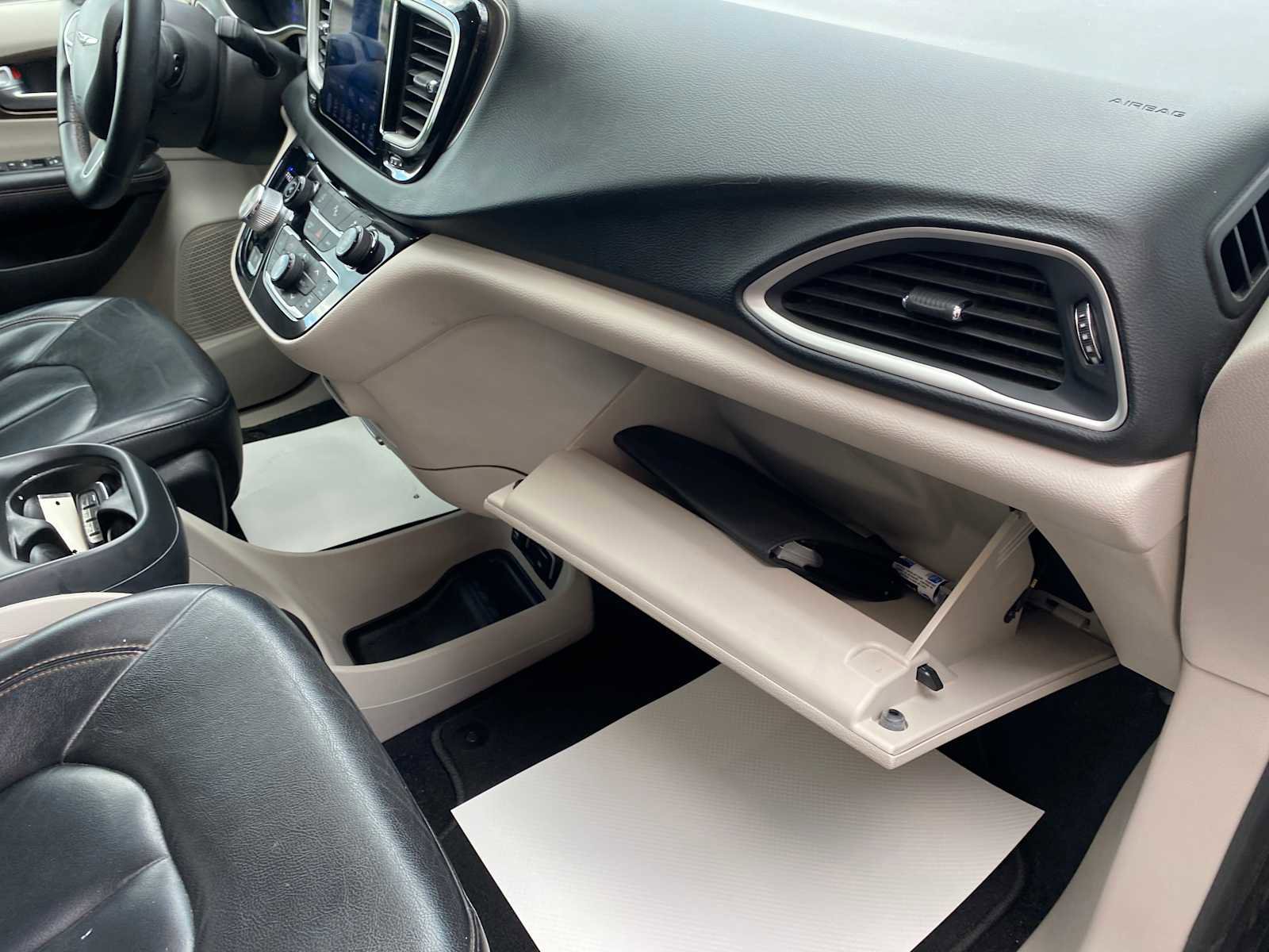Used 2017 Chrysler Pacifica Touring-L FWD image 28