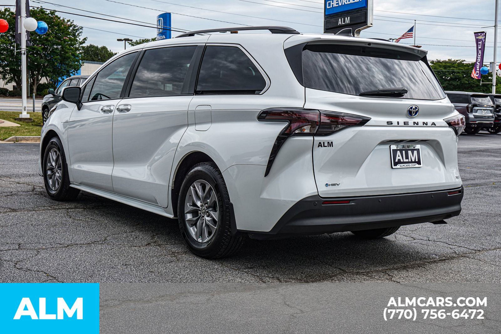 Used 2025 Toyota Sienna XLE FWD image 8