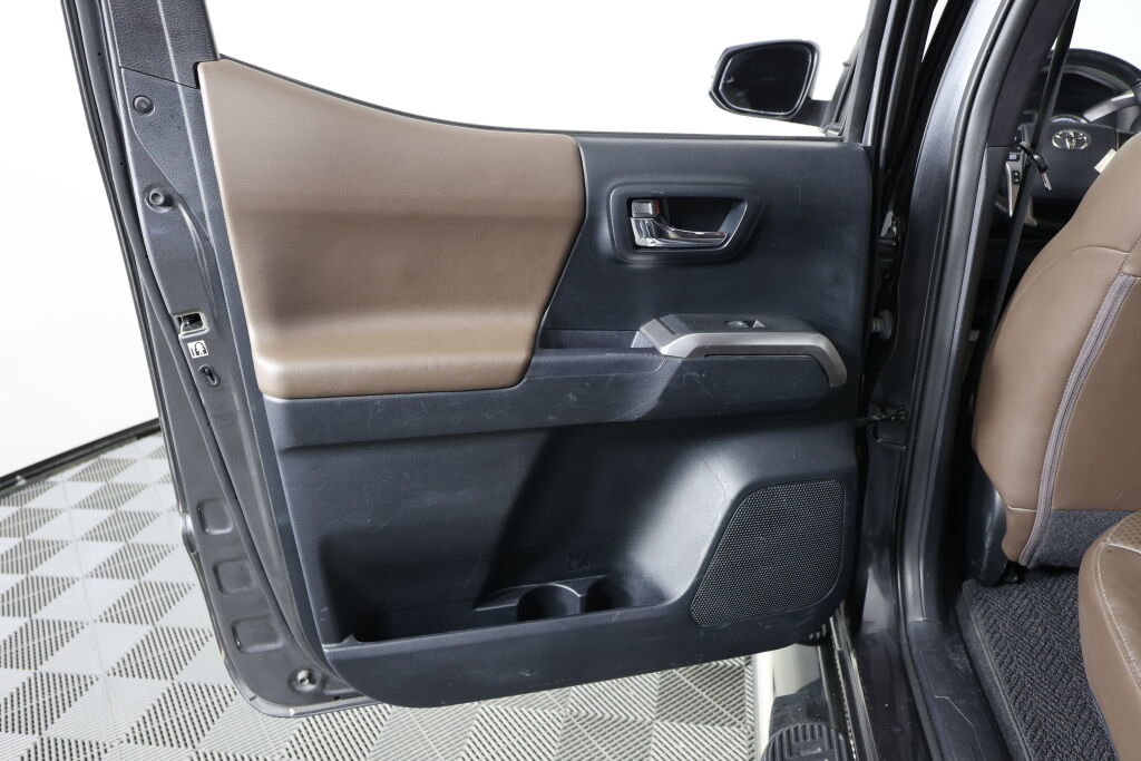 Used 2016 Toyota Tacoma Limited w/ Towing Package RWD image 16