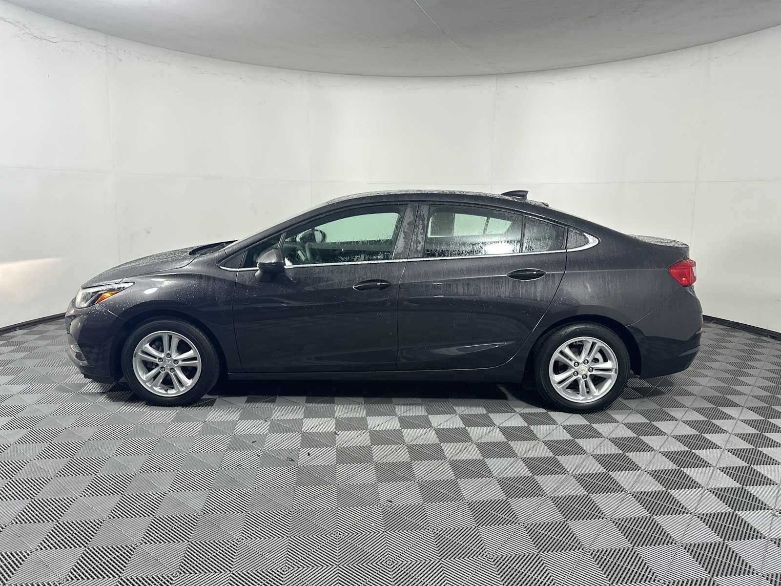 Used 2017 Chevrolet Cruze LT w/ Convenience Package FWD image 4