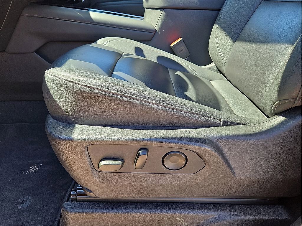 Used 2025 Chevrolet Suburban Z71 image 25