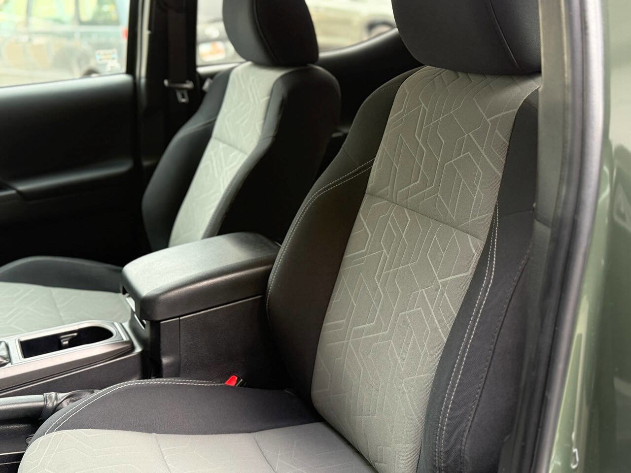 Used 2022 Toyota Tacoma TRD Off-Road image 11