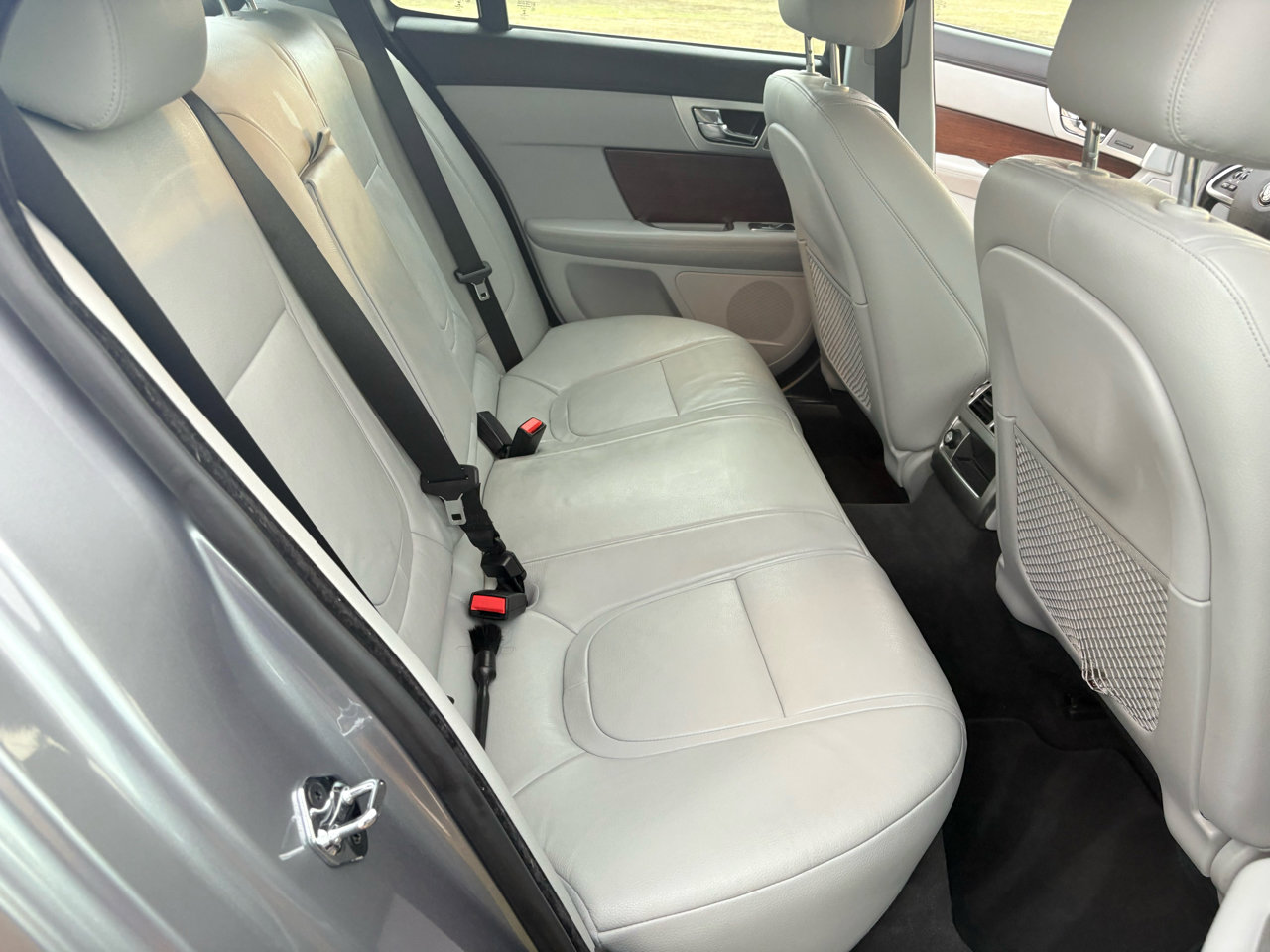 Used 2015 Jaguar XF Premium image 39