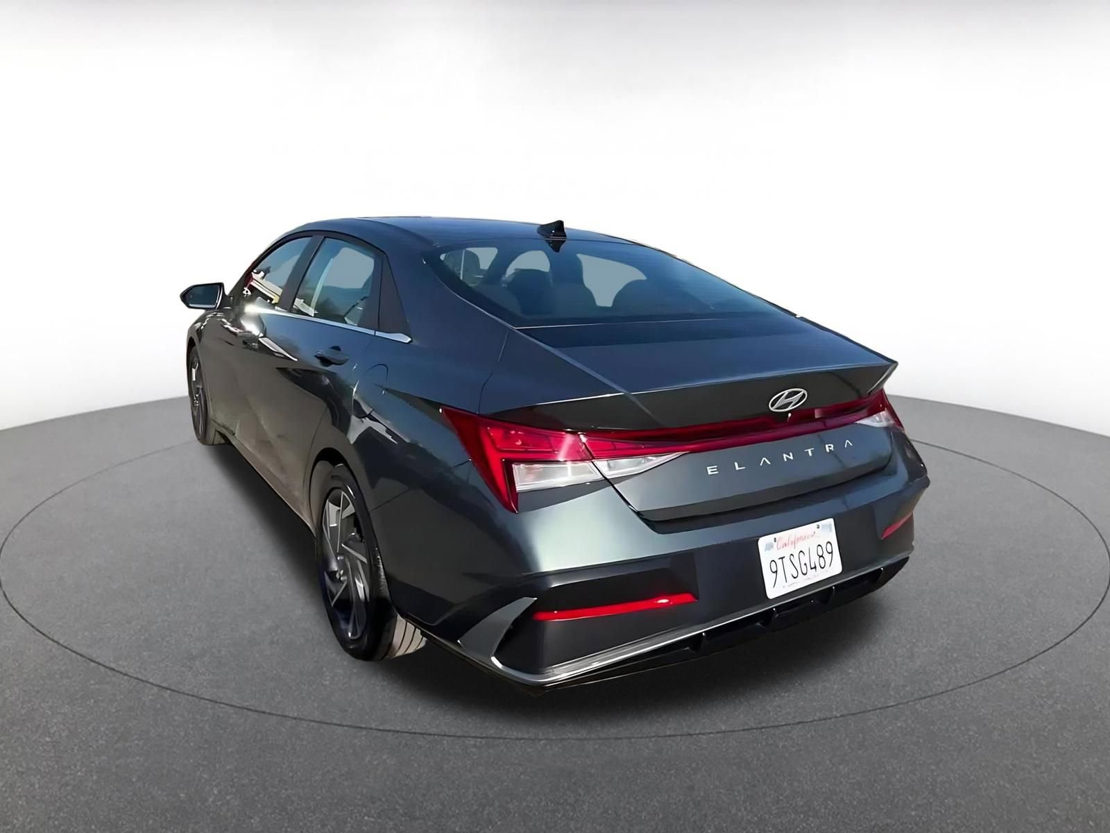 Used 2025 Hyundai Elantra SEL image 11