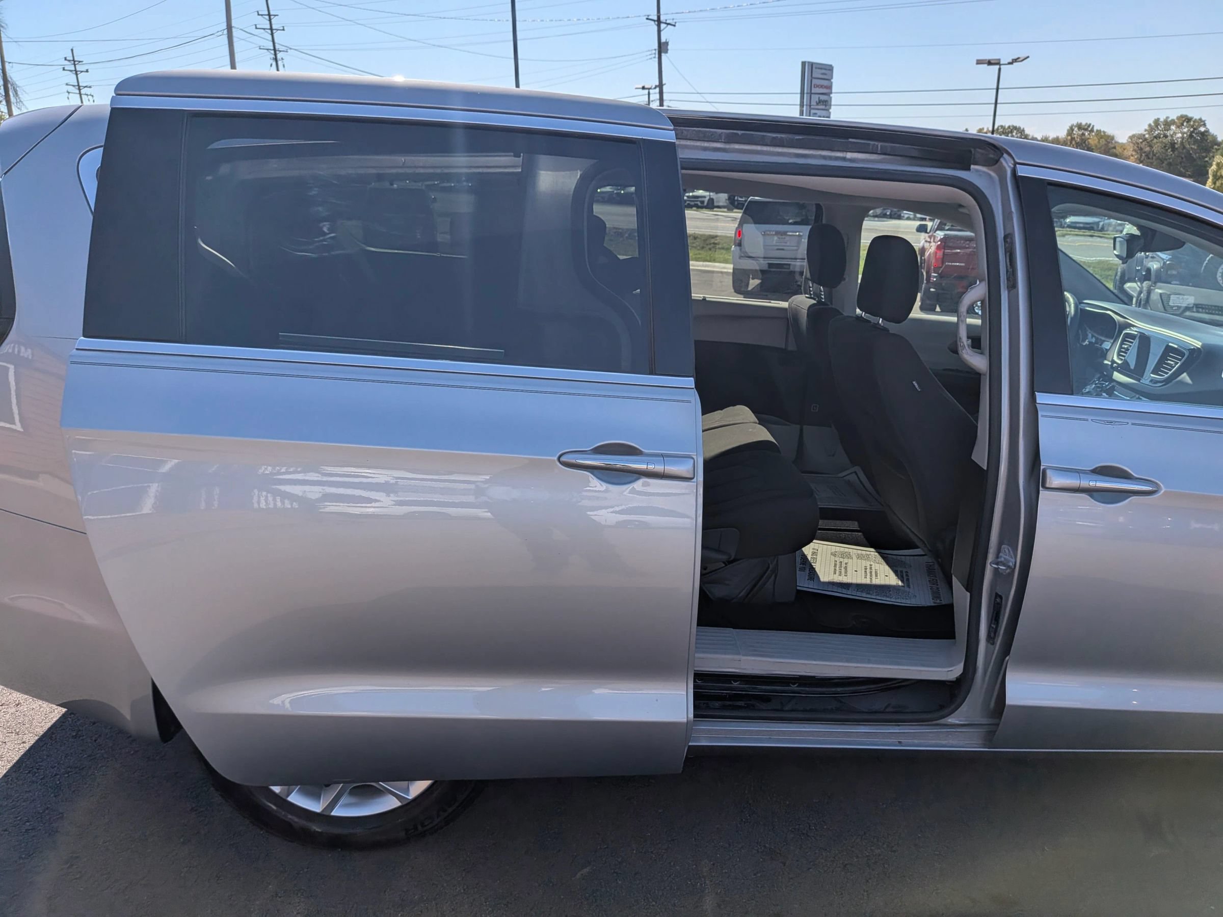 Used 2017 Chrysler Pacifica Touring Plus w/ Tire & Wheel Group FWD image 38