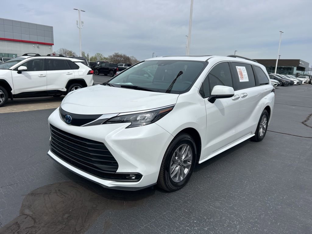 Used 2025 Toyota Sienna XLE video 1