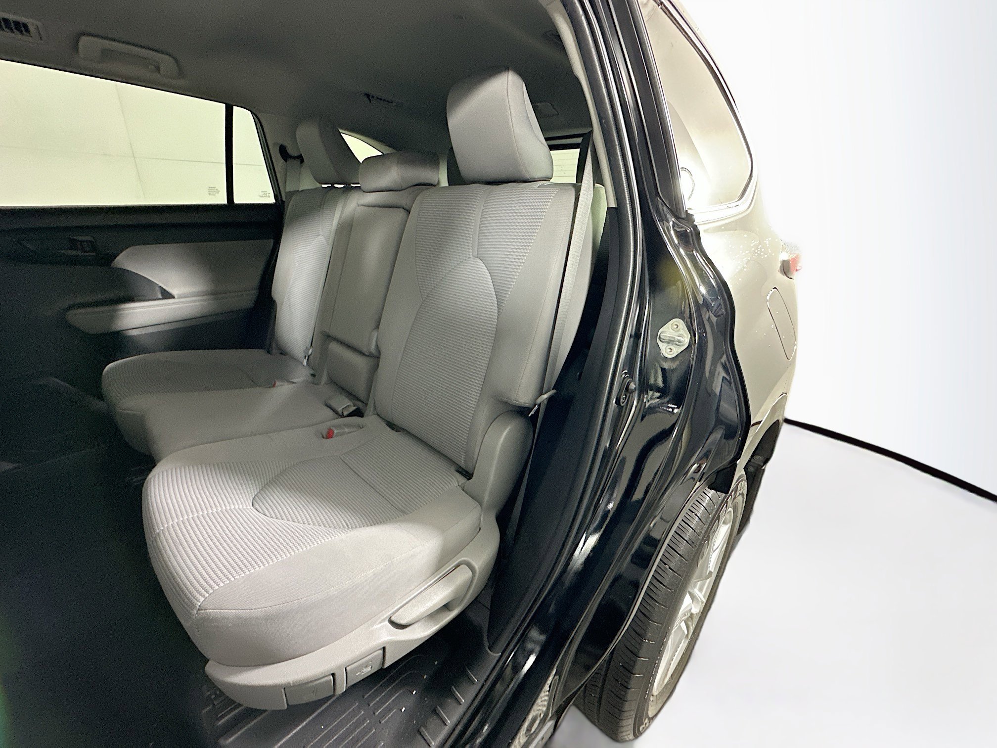 Used 2021 Toyota Highlander L image 26