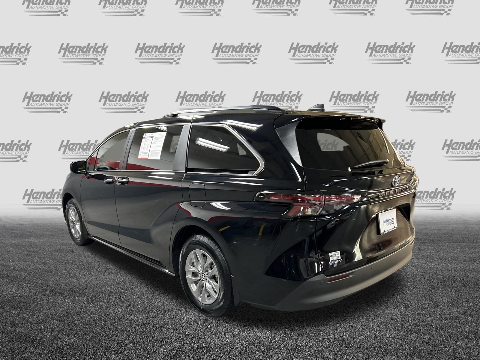 Certified 2025 Toyota Sienna XLE FWD image 8