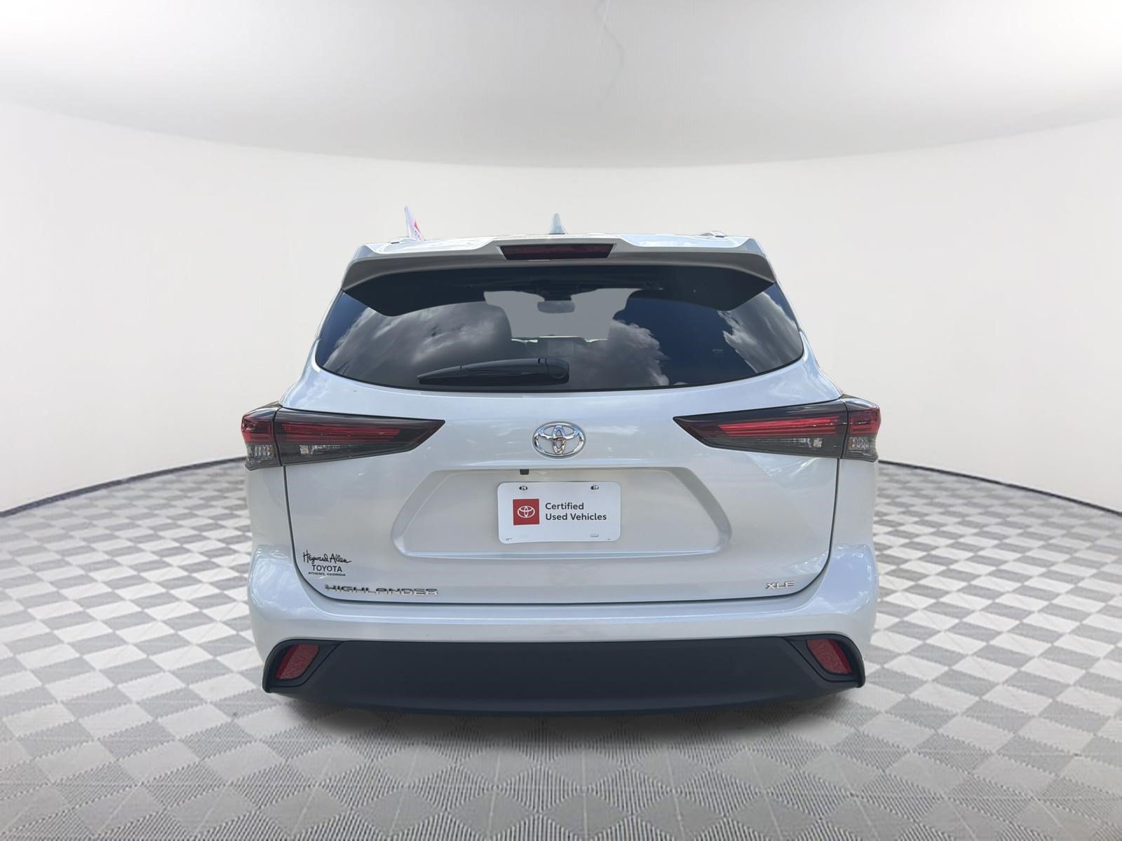 Certified 2025 Toyota Highlander XLE FWD image 17