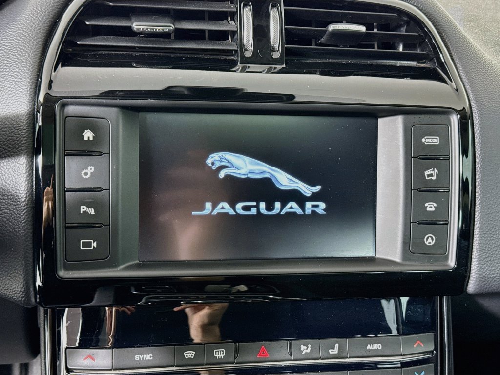 Used 2017 Jaguar XE Premium AWD/4WD image 16