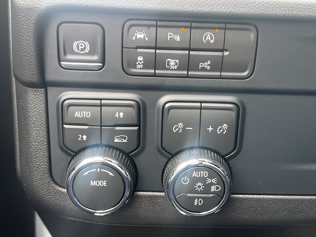 Used 2026 Chevrolet Suburban LT w/ Comfort Package AWD/4WD image 13