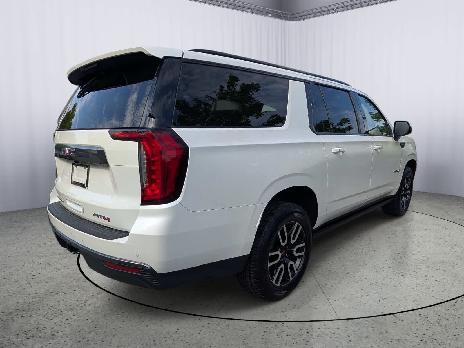Used 2023 GMC Yukon XL AT4 w/ Technology Package AWD/4WD image 3