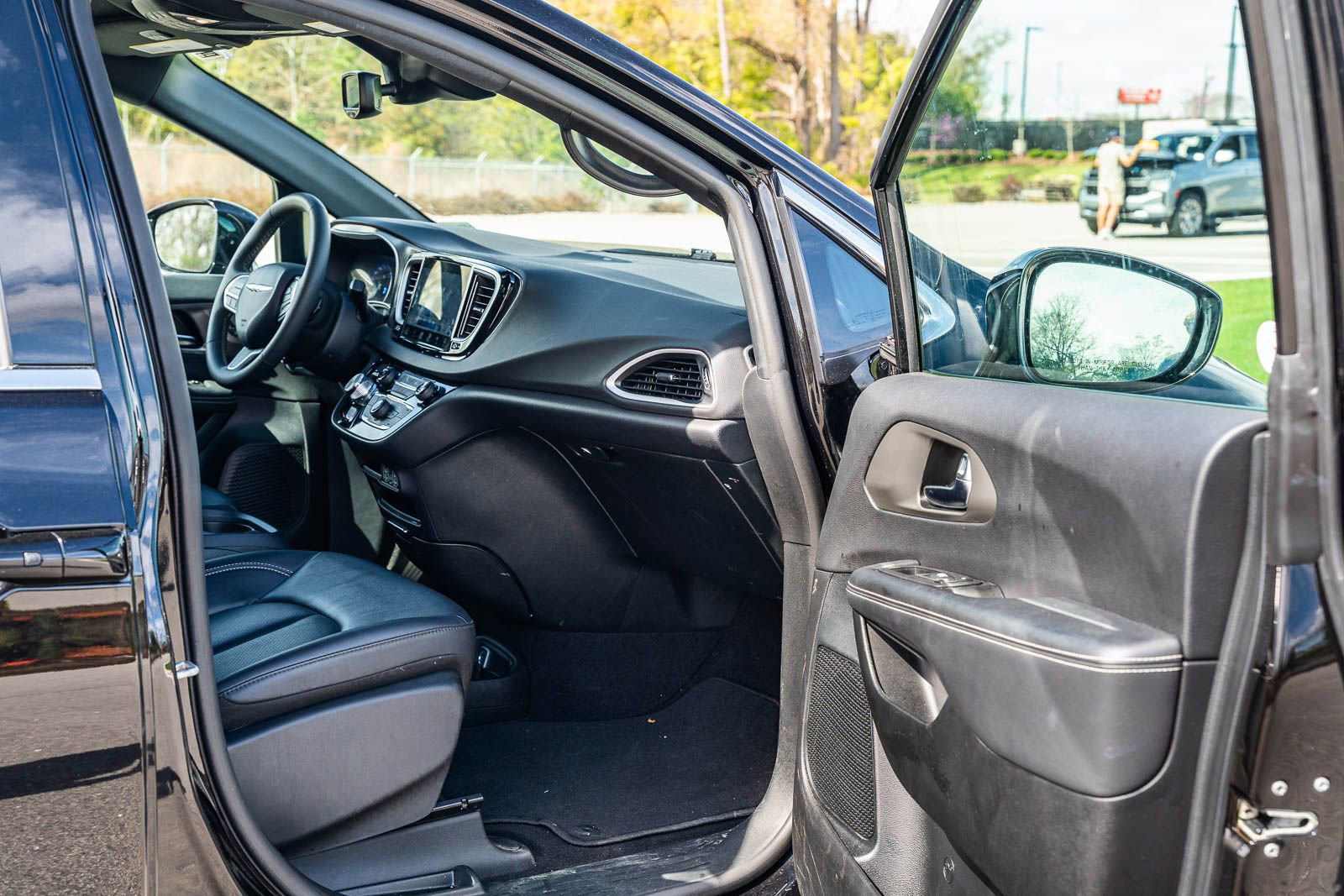 Used 2025 Chrysler Pacifica Select image 12