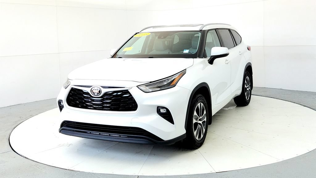 Used 2023 Toyota Highlander XLE AWD/4WD image 2