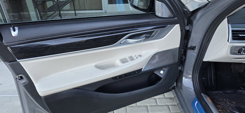 Used 2021 BMW 750i xDrive w/ Executive Package image 12