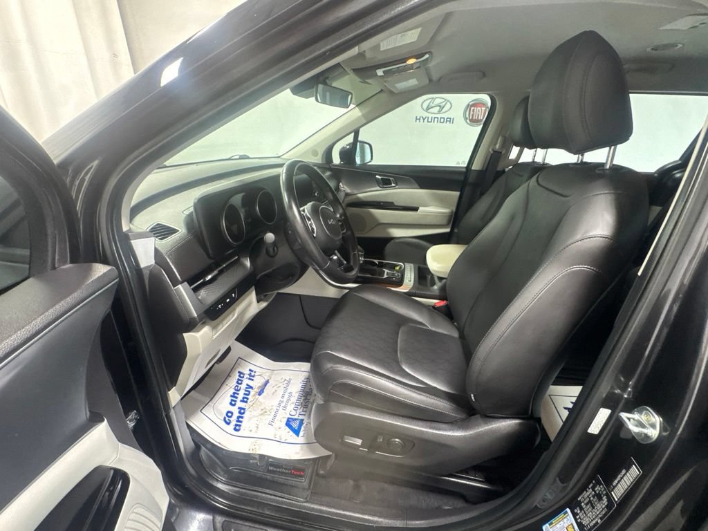 Used 2023 Kia Carnival LX FWD image 19