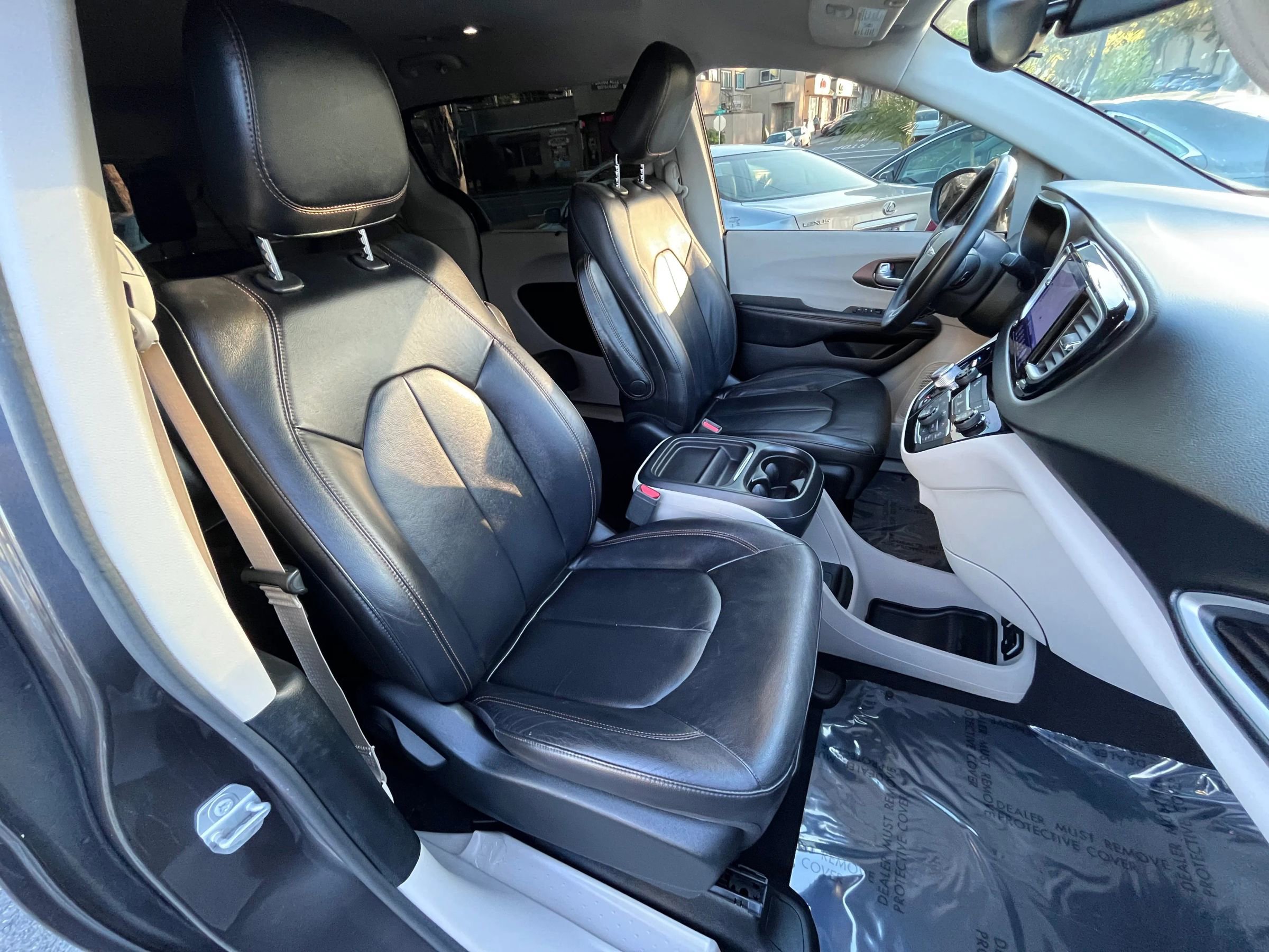 Used 2017 Chrysler Pacifica Touring-L FWD image 11