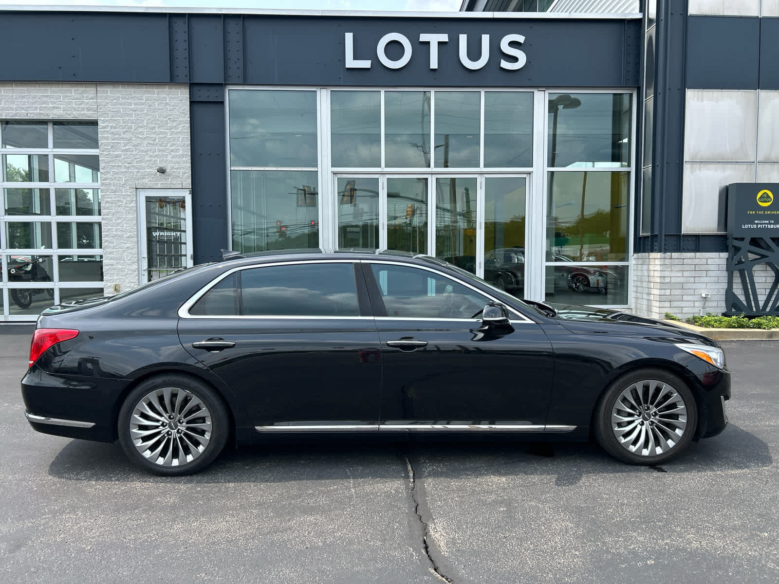 Used 2018 Genesis G90 5.0 Ultimate AWD/4WD image 12