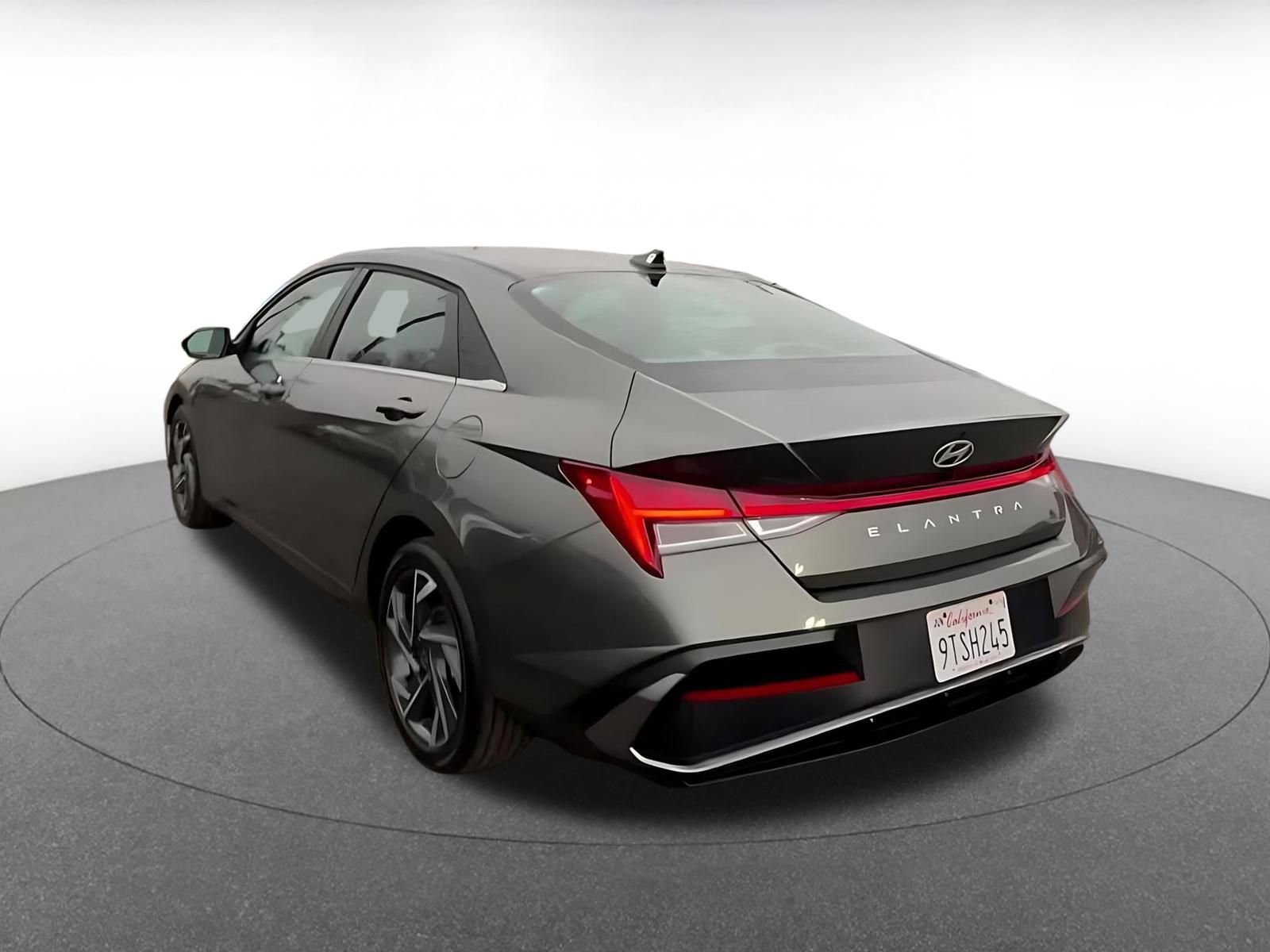 Used 2025 Hyundai Elantra SEL image 11