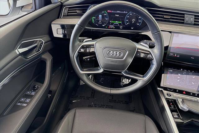 Used 2022 Audi e-tron Premium Plus w/ Premium Plus Package AWD/4WD image 21