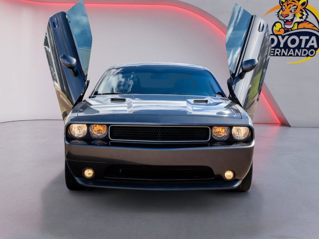 Used 2014 Dodge Challenger SXT image 2