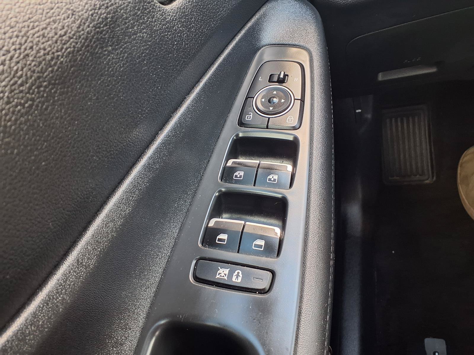 Used 2019 Hyundai Santa Fe SEL FWD image 10