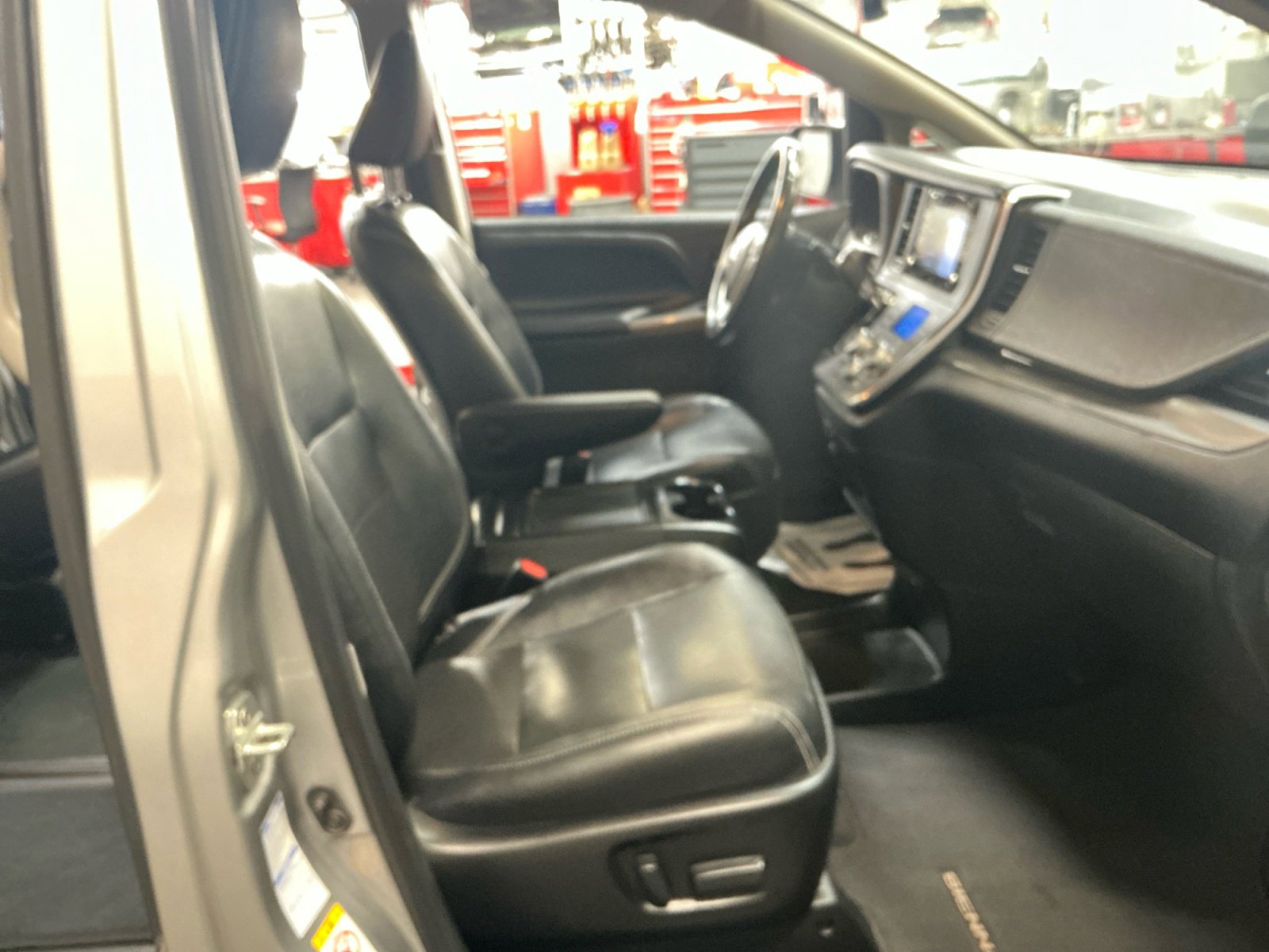 Used 2019 Toyota Sienna SE Premium w/ Carpet Mat Package AWD/4WD image 19