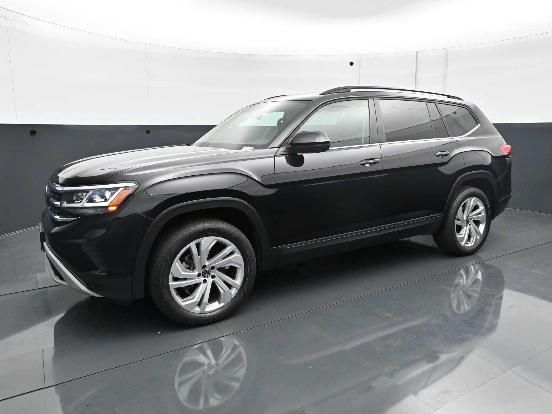 Used 2023 Volkswagen Atlas SE w/ Panoramic Sunroof Package AWD/4WD image 2