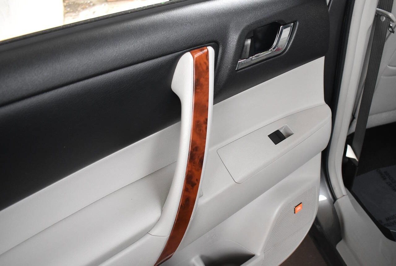 Used 2012 Toyota Highlander Limited image 46