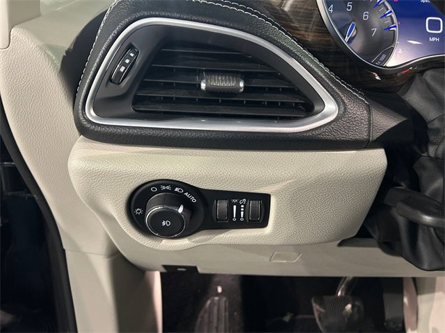 Used 2023 Chrysler Pacifica Limited image 35