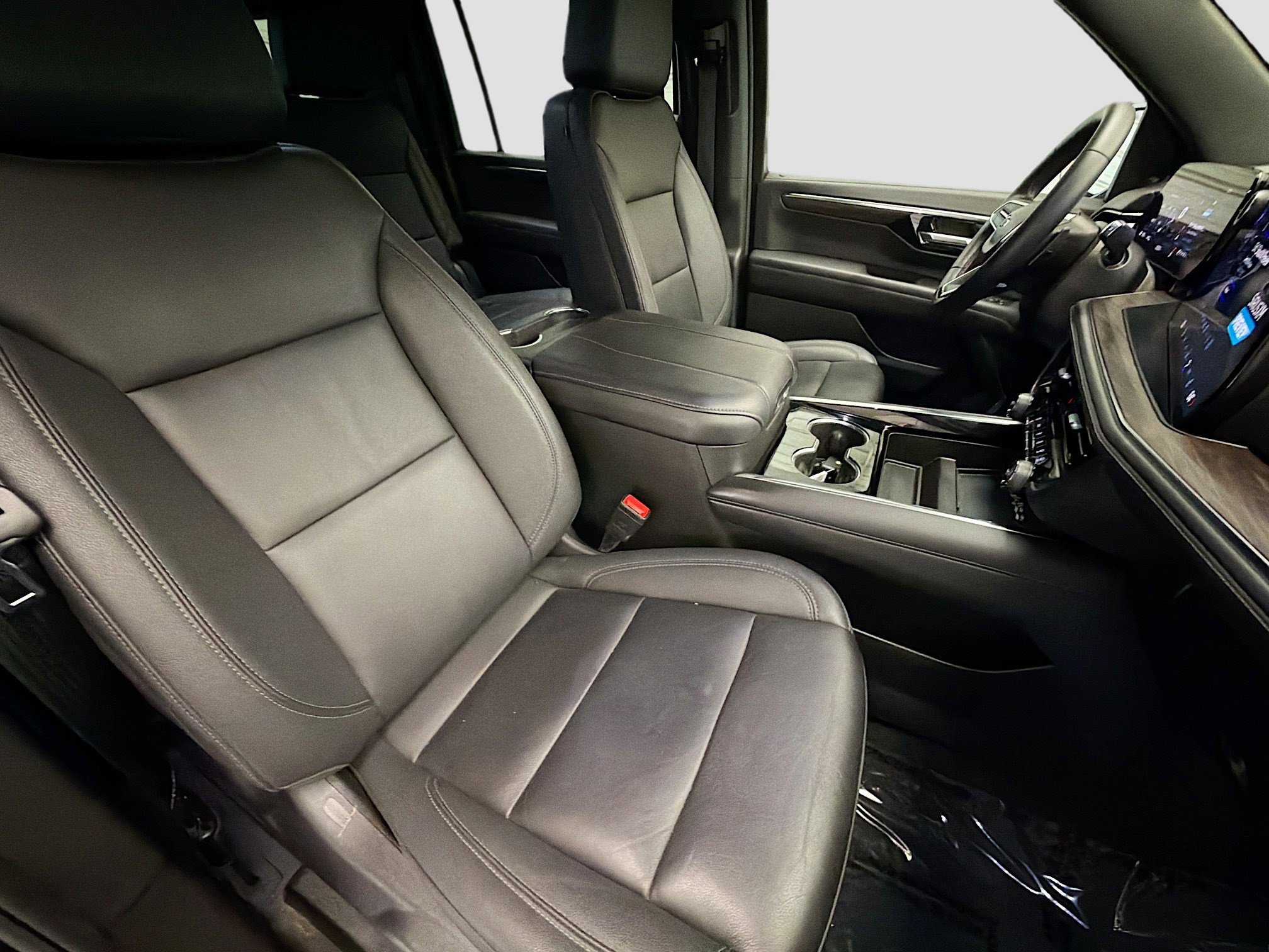 Used 2025 Chevrolet Suburban Z71 AWD/4WD image 16