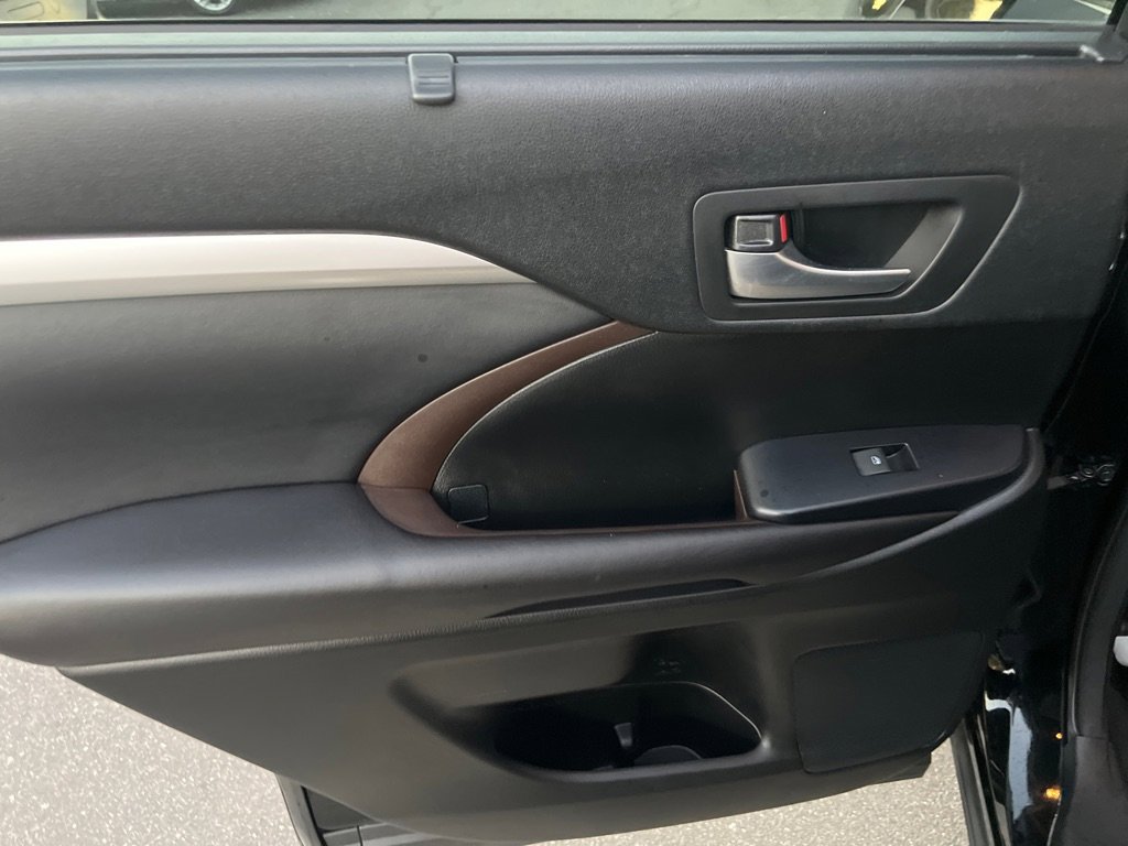 Used 2017 Toyota Highlander XLE image 16