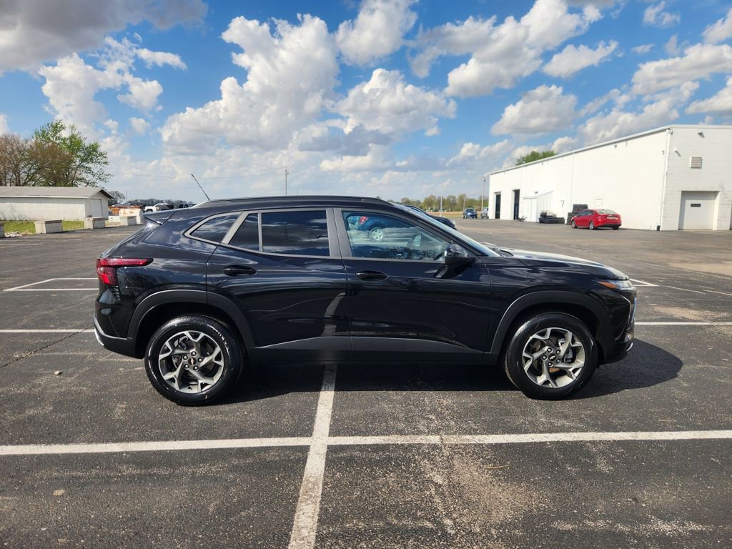 Used 2026 Chevrolet Trax LT FWD image 3