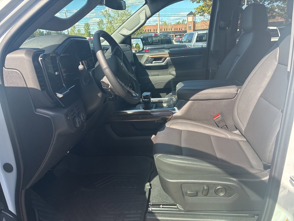 Used 2025 Chevrolet Silverado 1500 LT Trail Boss w/ Dark Appearance Package image 19